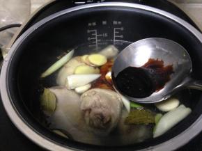 加入适量开水（和鸡腿持平即可）老抽
