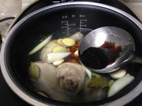 加入适量开水（和鸡腿持平即可）老抽