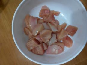 根据宝宝的月龄大小切成小块，宝宝刚开始加鸡肉就要切的块小点