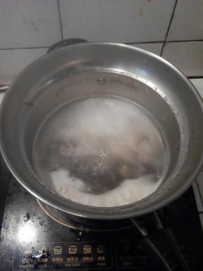 把切好的鸡肉放在开水里煮一分钟，一分钟后捞出