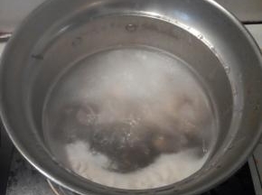 把切好的鸡肉放在开水里煮一分钟，一分钟后捞出