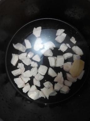 鸡块放入高压锅中，加冷水没过鸡肉，加入一小块姜片。高压锅中煮15分钟