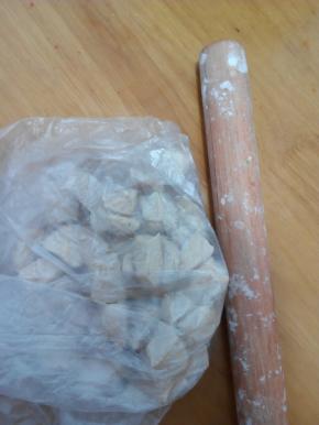 煮好后，捞出鸡块，去除鸡块上的水份。放入保鲜袋中