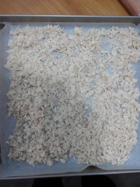 烤盘上铺吸油纸，把鸡肉松平铺在烤盘上，90度中层烤1小时，每隔20分钟把肉松翻拌均匀