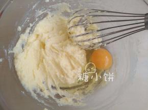 分次加入两个鸡蛋充分搅打均匀
（如果觉得直接加一整个打不匀的话可以把鸡蛋打散成蛋液再分多次加入）