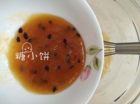 把柠檬酒和百香果酱混匀，分次加入步骤2打匀的蛋油糊里搅匀