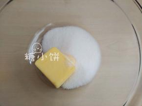 黄油室温软化后加白砂糖打发至颜色变浅、体积变大、呈蓬松羽毛状