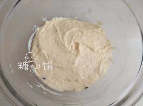 翻拌至无干粉的状态就停手，避免过多的搅拌