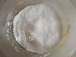 筛入低筋面粉和泡打粉的混合粉