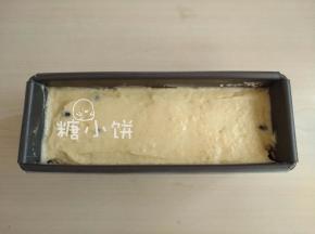 拌好的面糊装入模具中，表面用刮刀或者勺子抹平