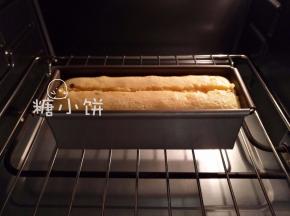 送入预热好175℃的烤箱下层，上下火。
20分钟的时候取出在中间划一刀（如图示）