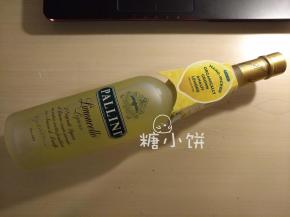 这个是用到的柠檬酒，我的用量不大，只是加一点提香。
如果喜欢酒味的人可以在烘烤完之后再在表面刷一层酒糖液。