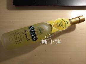 这个是用到的柠檬酒，我的用量不大，只是加一点提香。
如果喜欢酒味的人可以在烘烤完之后再在表面刷一层酒糖液。