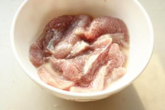 瘦肉切片，加生水淀粉和色拉油腌制10分钟。