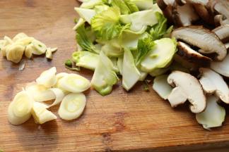 儿菜也切片，葱蒜切片。