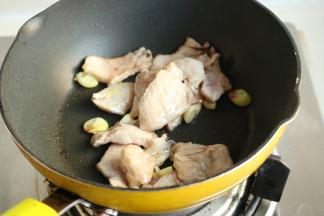 炒锅加入色拉油，炒香葱末加入肉片翻炒至变色。