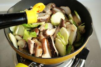 加少许盐和生抽，翻炒均匀。