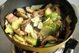 加入蒜片，翻炒10秒钟即可关火。