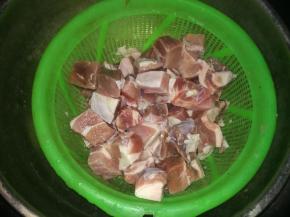 将牛腩肉洗净并沥干水分，切成方块。