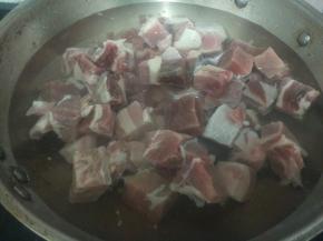 牛腩肉放入煮锅中，加入足够的冷水，大火烧开后继续汆烫5~8分钟。