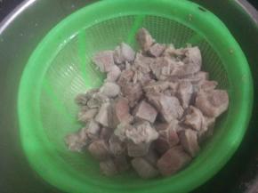 捞出牛腩肉块，用热的流动水冲去杂质，沥干水分。