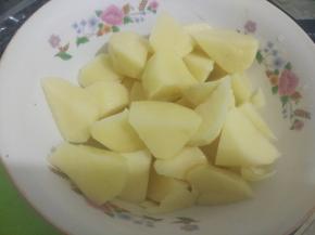 土豆洗净去皮，切成小块。