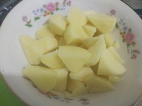 土豆洗净去皮，切成小块。