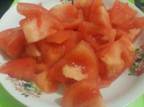 西红柿洗净切块，洋葱切小片。