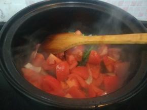 加入西红柿块，翻炒至软，出汤汁。