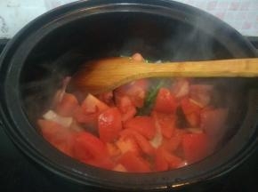 加入西红柿块，翻炒至软，出汤汁。