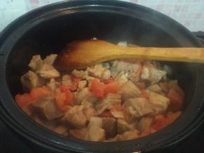 挑出锅里的姜片和葱结，加入牛腩块翻炒至表面收紧。