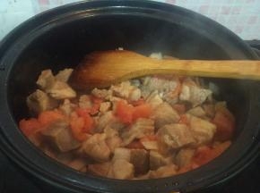 挑出锅里的姜片和葱结，加入牛腩块翻炒至表面收紧。