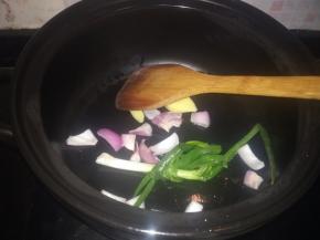 砂锅中加入适量油烧热，放入葱结、姜片和洋葱片炒出香味。