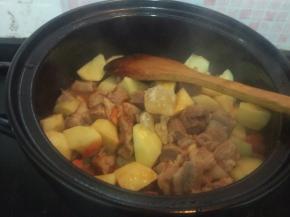 加入冰糖、生抽和盐。