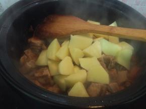 加入土豆块翻炒一下。