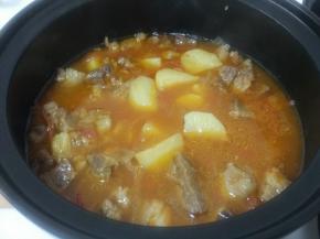 撒上白胡椒粉，开大火煮5分钟左右，至肉烂汁浓即可。可以撒些葱花或青蒜末点缀。