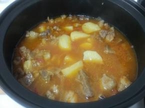 撒上白胡椒粉，开大火煮5分钟左右，至肉烂汁浓即可。可以撒些葱花或青蒜末点缀。