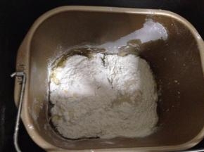 将面团的原料放入面包机桶中，启动和面程序40分钟（两个20分钟）