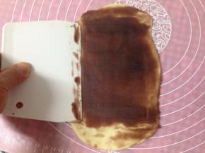 翻面后再次整理成长方形放入红豆沙，用刮刀刮平（薄薄一层即可）