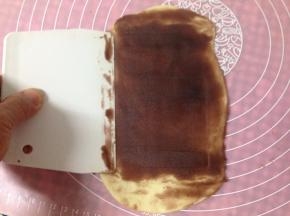 翻面后再次整理成长方形放入红豆沙，用刮刀刮平（薄薄一层即可）