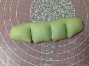 面团上切三刀，但不要完全切开，使面团变成四份