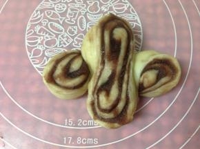 将每一个小圆形翻开，切面向上，中间两个摆开两边交错整理成四个花瓣状