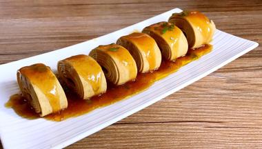 淋在豆腐皮卷上即可