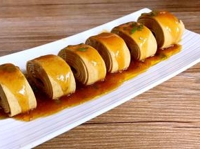 淋在豆腐皮卷上即可