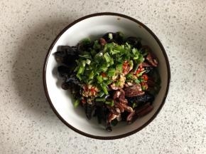 倒入香菜香葱段