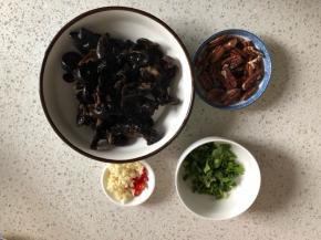 捞出木耳沥干水分，大蒜切末，小米辣切段，香葱香菜切段