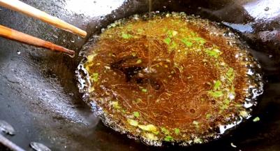 加入香油拌匀即可