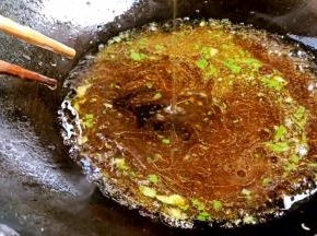 加入香油拌匀即可