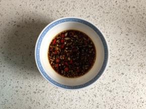 调酸辣汁：大蒜末、小米辣倒入小碗内，倒入醋、生抽、盐、香油，搅拌均匀