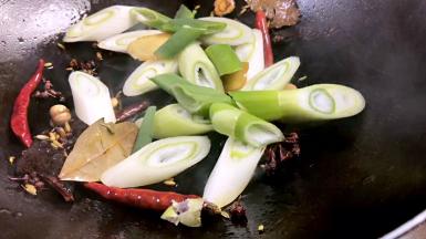 放入姜片、大葱段爆香